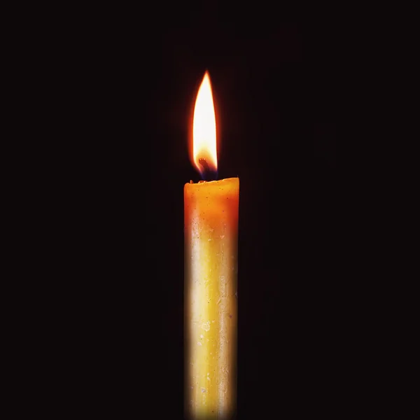 Svíčka plamen na černém pozadí — Stock fotografie