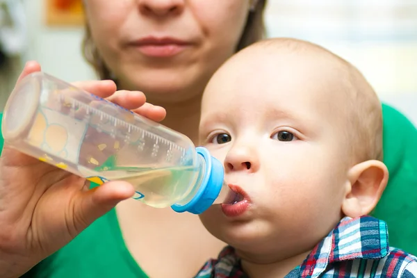 Bambino che beve — Foto Stock