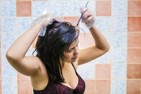 Frau färbt Haare lizenzfreie Stockbilder