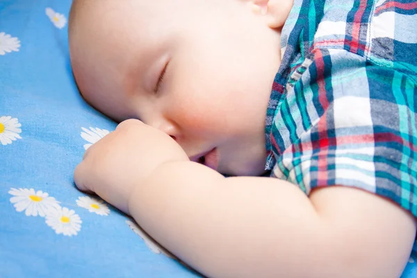 Happy baby sover — Stockfoto