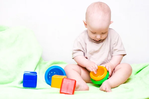 Baby beim Spielen Stockbild