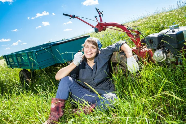 Frau steuert die Pinne — Stockfoto