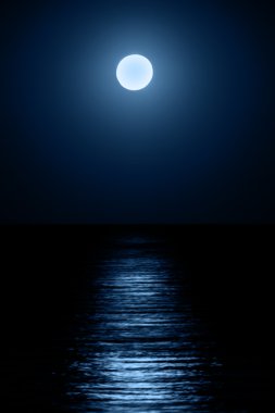 Denizi üzerinden moon