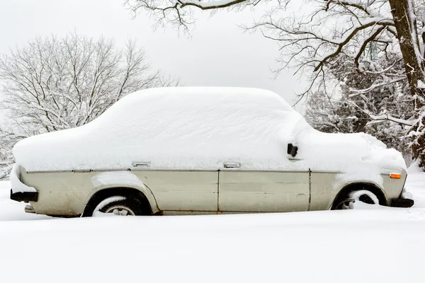 Auto unter Schnee — Stockfoto