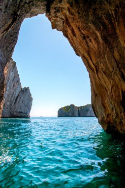 Mavi Mağara, capri