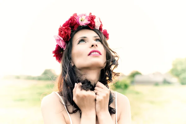 Mujer en corona de flores — Foto de Stock