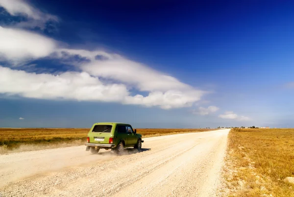 Estrada com carro — Fotografia de Stock