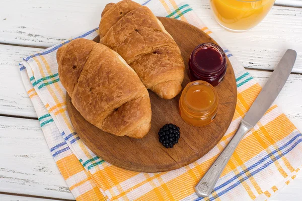 Café da manhã com croissant — Fotografia de Stock