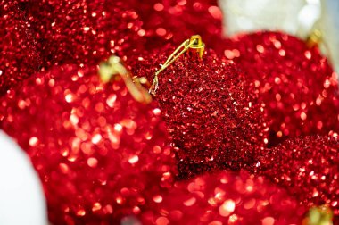 Işıldayan yansımaları ve altın şapkaları olan parlak kırmızı parıltılı pırıltılar, canlı bir şenlik ortamı yaratıyor. Noel, yeni yıl ya da tatil temalı tasarımlar için mükemmel..