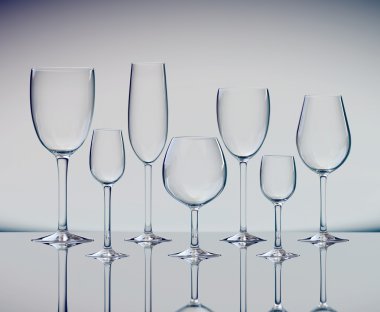 Çeşitli şarap gözlük dizi