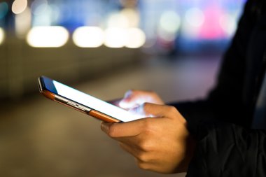 Cep telefonu ile boş ekran kullanan kadın