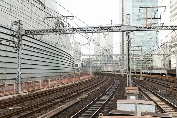 Binario ferroviario in città — Foto Stock