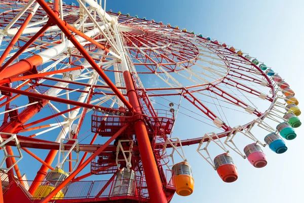 Grande roue ferris dans le parc d'attractions — Photo