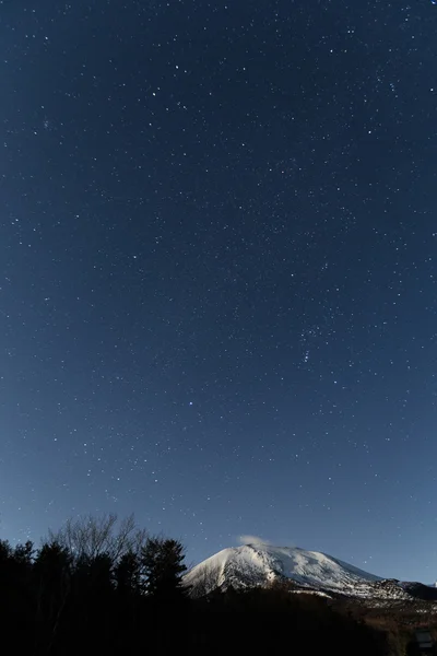 Noche estrellada con montaña de nieve —  Fotos de Stock