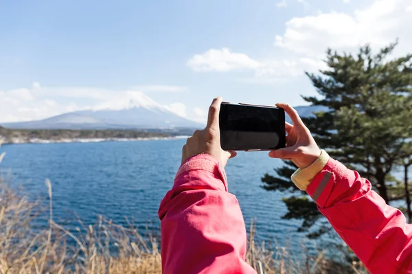 Γυναίκα τραβήξετε τη φωτογραφία του βουνού Φούτζι — Φωτογραφία Αρχείου