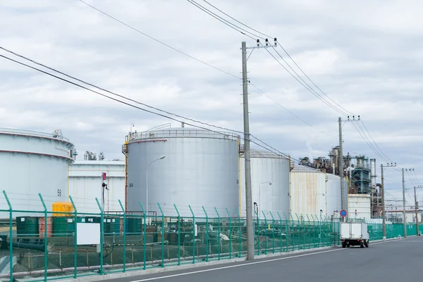 Réservoirs d'huile dans une grande usine industrielle — Photo