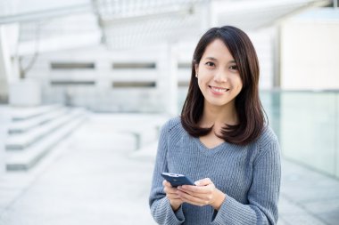 cep telefonu açık, kullanan kadın