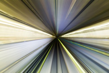  Yine de tünel geçen tren