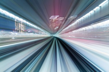  Yine de tünel geçen tren