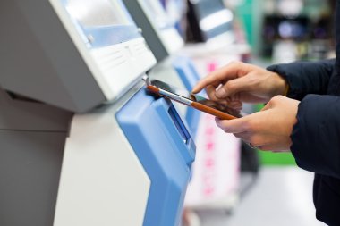 Cep telefonu ile makine Biletleme Tarih ödeme kadın