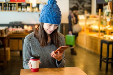 cep telefonu kullaranarak kahve kadınla