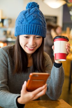 cep telefonu kullaranarak kahve kadınla