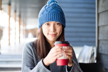 Kahve kahve dükkanında tutan kadın