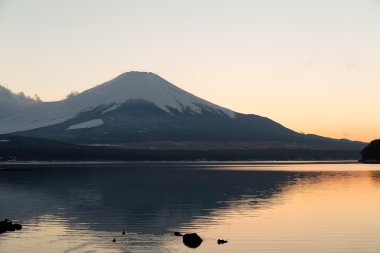 Fuji Dağı ve Gölü yamanaka gün batımında