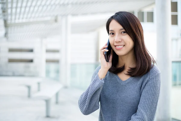 Kvinnan pratar på mobiltelefon på utomhus — Stockfoto