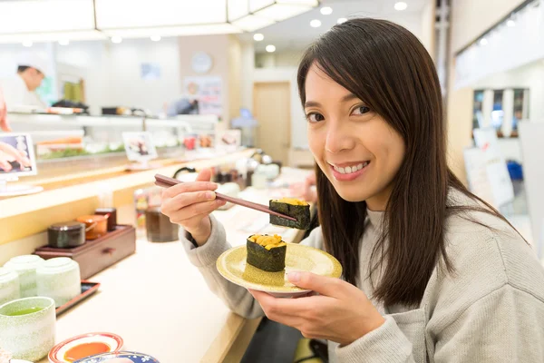일 식당에서 스시를 즐기는 여자 — 스톡 사진