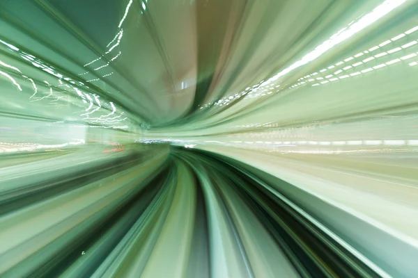 Train se déplaçant rapidement dans le tunnel — Photo