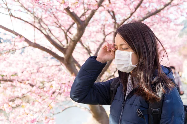 Mujer asiática usando mascarilla — Foto de Stock