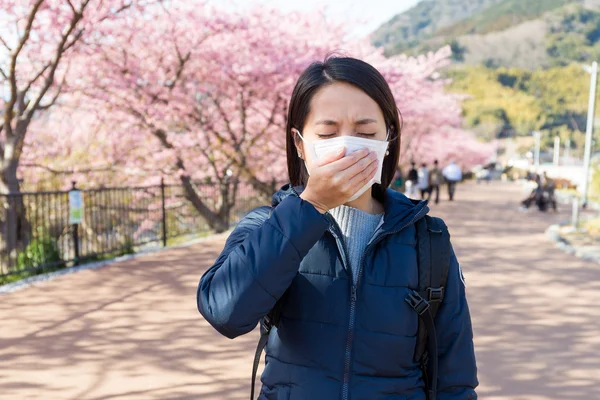 Mujer asiática usando mascarilla —  Fotos de Stock