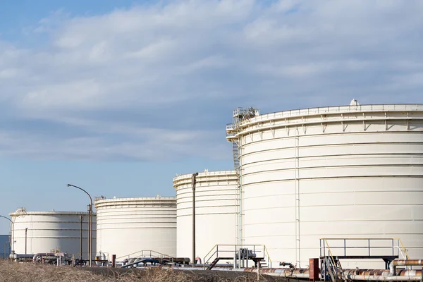 Tanques de petróleo en una gran fábrica industrial —  Fotos de Stock