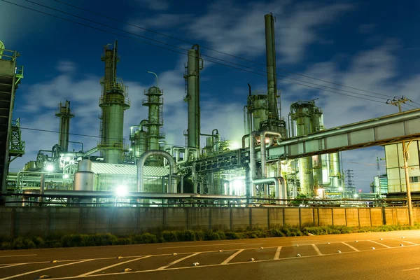 Industriële gebouwen in grote fabriek 's nachts — Stockfoto