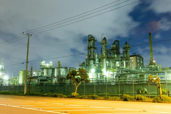 Geceleri büyük fabrikada Üretim binalar — Stok fotoğraf