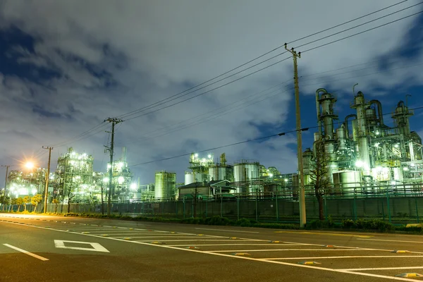 Edifici industriali in una grande fabbrica di notte — Foto Stock