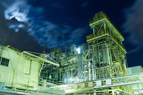 Planta industrial petroquímica à noite — Fotografia de Stock
