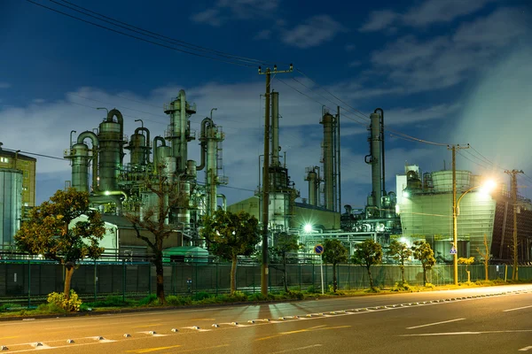 Planta de refinería de petróleo y gas por la noche — Foto de Stock