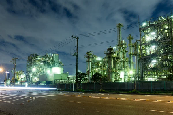 Βιομηχανικά κτίρια στο μεγάλο εργοστάσιο τη νύχτα — Φωτογραφία Αρχείου