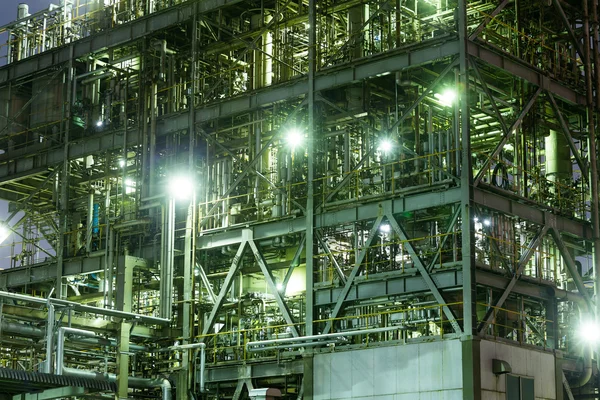 Edifícios industriais em grande fábrica à noite — Fotografia de Stock