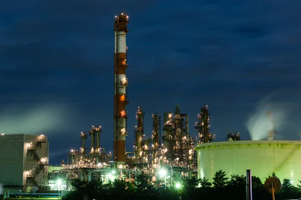 Bâtiments industriels dans une grande usine la nuit — Photo