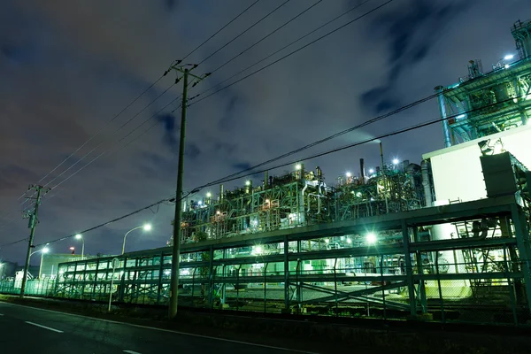 Industribyggnader i stora fabriken på natten — Stockfoto