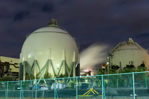 Aardgas opslagtanks bij nacht — Stockfoto