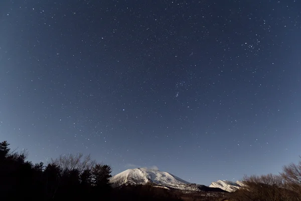 Noche estrellada y montaña — Foto de Stock