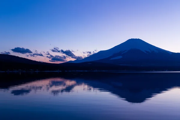 Berg Fuji en lake yamanaka bij zonsondergang — Stockfoto