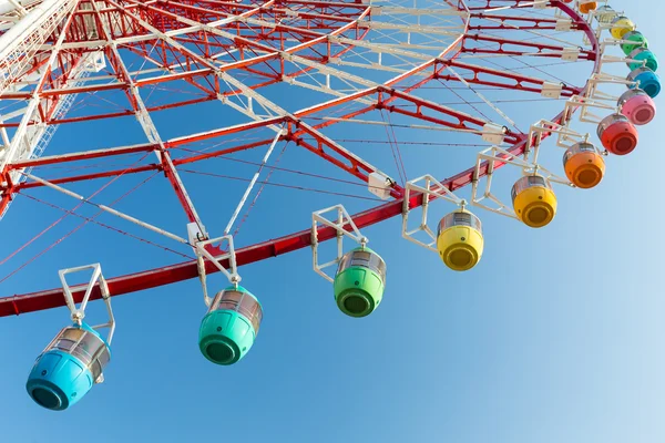 Roda gigante grande no parque de diversões — Fotografia de Stock