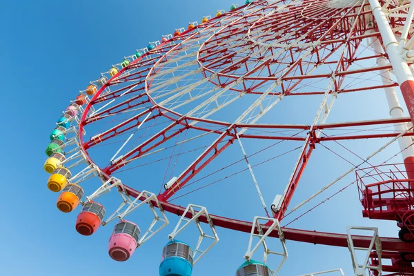 Grande roue ferris dans le parc d'attractions — Photo