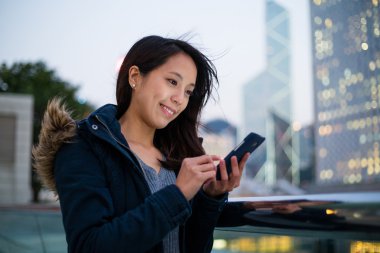 Hong Kong cep telefonu kullanan kadın