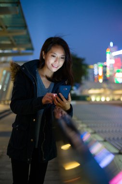 Hong Kong cep telefonu kullanan kadın